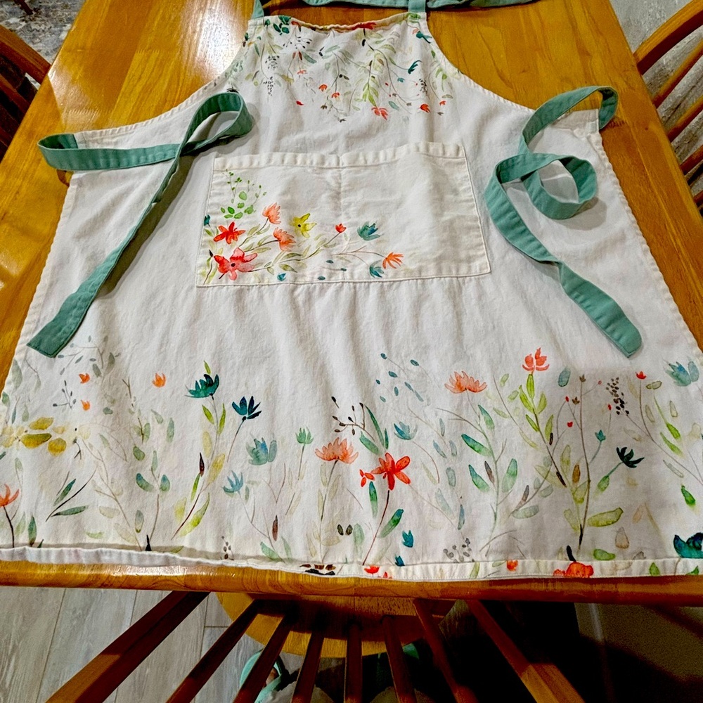 Like new cotton apron by Madison d’Hermine. Washed once.